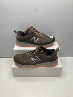 Lot 696  
            Nottingham SR9 - Delivery Only 

                
NEW BALANCE KHAKI GREEN TRAINERS UK SIZE 6