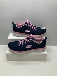 Lot 697  
            Nottingham SR9 - Delivery Only 

                
SKECHERS NAVY/PINK TRAINERS UK SIZE 7