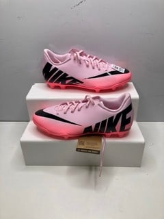 Lot 698  
            Nottingham SR9 - Delivery Only 

                
NIKE MERCURIAL PINK FOOTBALL BOOTS UK SIZE 5.5