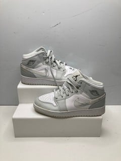 Lot 699  
            Nottingham SR9 - Delivery Only 

                
NIKE AIR JORDAN 1 MID GREY TRAINERS UK SIZE 4.5