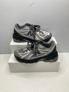 Lot 700  
            Nottingham SR9 - Delivery Only 

                
NEW BALANCE 1906R GREY TRAINERS UK SIZE 5