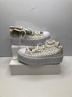 Lot 702  
            Nottingham SR9 - Delivery Only 

                
CONVERSE ALL STARS HIGH TOP PLATFORM POLKA DOT TRAINERS UK SIZE 6