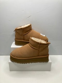 Lot 706  
            Nottingham SR9 - Delivery Only 

                
UGG MINI TAN SHOE UK SIZE 5