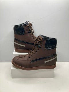 Lot 710  
            Nottingham SR9 - Delivery Only 

                
REX TEX TERREX MOTO WATERPROOF BROWN LEATHER BOOTS UK SIZE 11