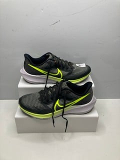 Lot 711  
            Nottingham SR9 - Delivery Only 

                
NIKE BLACK/YELLOW TRAINERS UK SIZE 6