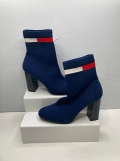 Lot 712  
            Nottingham SR9 - Delivery Only 

                
TOMMY HILFIGER BLUE SOCK HEELED BOOT  UK SIZE 7