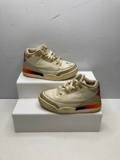Lot 713  
            Nottingham SR9 - Delivery Only 

                
KIDS NIKE AIR JORDAN 3 WHITE TRAINERS UK SIZE 13