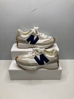 Lot 714  
            Nottingham SR9 - Delivery Only 

                
NEW BALANCE 327 WHITE TRAINERS SIZE UNKNOWN