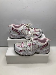 Lot 715  
            Nottingham SR9 - Delivery Only 

                
NEW BALANCE 530 PINK/WHITE TRAINERS UK SIZE 5.5