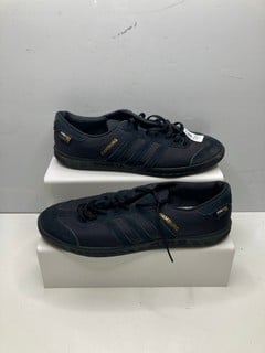 Lot 720  
            Nottingham SR9 - Delivery Only 

                
ADIDAS HAMBURG NAVY BLUE TRAINERS UK SIZE 10