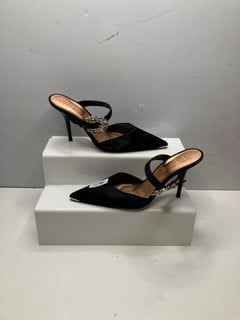 Lot 722  
            Nottingham SR9 - Delivery Only 

                
TED BAKER BLACK HIGH HEELS UK SIZE 5.5