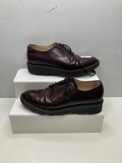 Lot 723  
            Nottingham SR9 - Delivery Only 

                
BROWN LEATHER SHOES UK SIZE 6