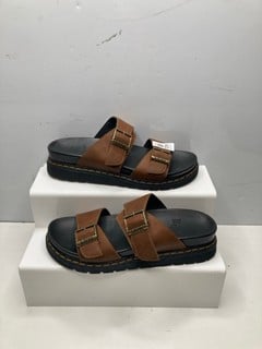 Lot 729  
            Nottingham SR9 - Delivery Only 

                
DR MARTENS OPEN TOE BROWN SANDALS UK SIZE 6