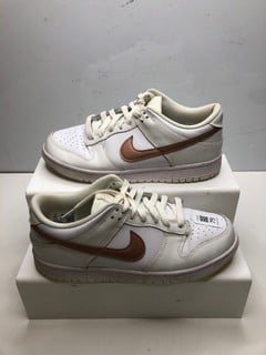 Lot 79  
            Nottingham SR9 - Delivery Only 

                
NIKE DUNK LOW WHITE TRAINERS UK SIZE 6