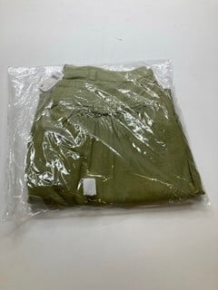 Lot 862  
            Nottingham SR9 - Delivery Only 

                
SWEET TALK CHINOS IN MOSS UK SIZE 6 ORIGINAL RRP: £118