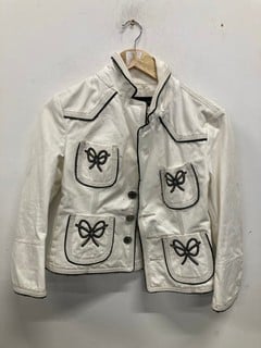 Lot 975  
            Nottingham SR9 - Delivery Only 

                
DSQUARED2 WHITE CROPPED JACKET UK SIZE 44