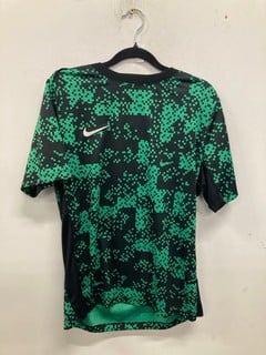Lot 976  
            Nottingham SR9 - Delivery Only 

                
NIKE GREEN/BLACK DRI-FIT T-SHIRT UK SIZE L