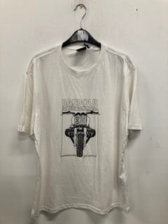 Lot 986  
            Nottingham SR9 - Delivery Only 

                
BARBOUR INTERNATIONAL WHITE GRAPHIC T-SHIRT UK SIZE XL