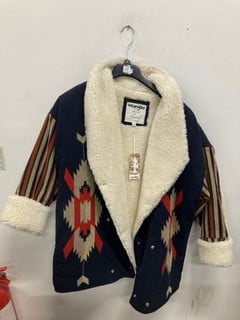 Lot 989  
            Nottingham SR9 - Delivery Only 

                
WRANGLER X LAINEY WILSON WOOL LAINEY COAT UK SIZE M