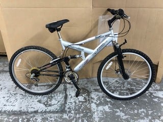 Lot 90  
            Nottingham SR1 - Collection Only 

                
EMMELLE PILSAR MOUNTAIN BIKE - DAAP302 (COLLECTION ONLY)