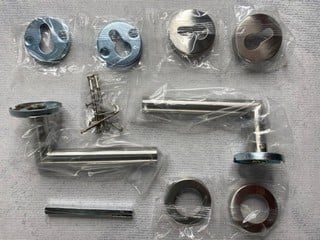 Lot 229  
            Nottingham Prem - Delivery Only 

                
4 X CHROME DOOR HANDLES