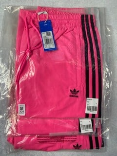 Lot 301  
            Nottingham Prem - Delivery Only 

                
3 X ADIDAS BOTTMS IN PINK SIZE MEDIUM