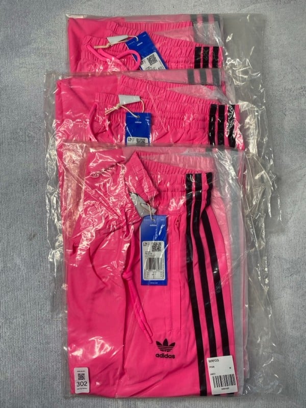Lot 302  
            Nottingham Prem - Delivery Only 

                
3 X ADIDAS BOTTMS IN PINK SIZE MEDIUM