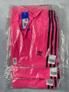 Lot 303  
            Nottingham Prem - Delivery Only 

                
3 X ADIDAS BOTTMS IN PINK SIZE MEDIUM