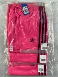 Lot 306  
            Nottingham Prem - Delivery Only 

                
3 X ADIDAS BOTTMS IN PINK SIZE MEDIUM