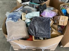 Lot 250  
            Edinburgh SR21 - Delivery Or Collection 

                
PALLET OF GENERAL GOODS TO INCLUDE POLAR GEAR MICROWAVABLE FOOD CONTAINERS WITH F...