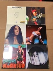 Lot 544  
            Edinburgh SR34RED - Delivery Only 

                
QUANTITY OF VINYL  ITEMS TO INCLUDE EXTENSION OF A MAN [VINYL]: LOCATION - G RACK