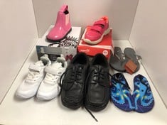 Lot 646  
            Edinburgh SR34RED - Delivery Only 

                
QUANTITY OF CLOTHING & APPAREL ITEMS TO INCLUDE SUPERFIT RUSH TRAINER, PINK, 12.5...