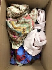 Lot 663  
            Edinburgh SR34RED - Delivery Only 

                
QUANTITY OF CLOTHING & APPAREL ITEMS TO INCLUDE ZARA ZEBRA PRINT TROUSERS SIZE M:...