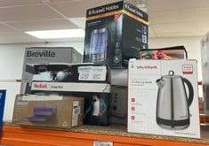 Lot 716  
            Edinburgh SR34RED - Delivery Only 

                
QUANTITY OF KITCHEN & APPLIANCES ITEMS TO INCLUDE RUSSELL HOBBS ILLUMINATING 1.7L...