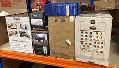 Lot 722  
            Edinburgh SR34RED - Delivery Only 

                
QUANTITY OF KITCHEN & APPLIANCES ITEMS TO INCLUDE RUSSELL HOBBS FOOD COLLECTION E...