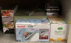 Lot 116  
            Edinburgh SR24 - Delivery Only 

                
QUANTITY OF KITCHEN & APPLIANCES ITEMS TO INCLUDE SWAN ST19020GN RETRO 4-SLICE TO...