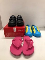 Lot 289  
            Edinburgh SR24 - Delivery Only 

                
QUANTITY OF CLOTHING & APPAREL ITEMS TO INCLUDE CHILDREN'S KICKERS SHOES SIZE 28 ...
