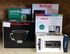Lot 367  
            Edinburgh SR24 - Delivery Only 

                
QUANTITY OF KITCHEN & APPLANICES ITEMS TO INCLUDE NUTRIBULLET 900 SERIES: LOCATIO...