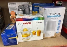 Lot 394  
            Edinburgh SR24 - Delivery Only 

                
QUANTITY OF KITCHEN & APPLIANCES ITEMS TO INCLUDE RUSSELL HOBBS DUAL VOLTAGE STEA...