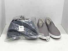 Lot 530  
            Edinburgh SR24 - Delivery Only 

                
CROCS UNISEX ADULT SLIDE,MELLOW RECOVERY SLIDE,NAVY,12 UK MEN + BRAVE SOUL LONDON...
