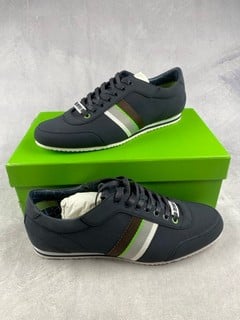 Lot 102  
            Nottingham Luxury Room - Delivery Only 

                
Hugo Boss Victoire Sneakers - Size UK 11 (VAT ONLY PAYABLE ON BUYERS PREMIUM)(MPS...