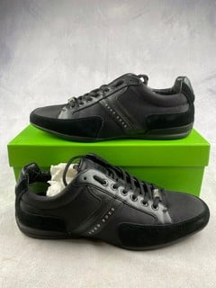 Lot 106  
            Nottingham Luxury Room - Delivery Only 

                
Hugo Boss Spacit Sneakers - Size UK 11 (VAT ONLY PAYABLE ON BUYERS PREMIUM)(MPSS0...