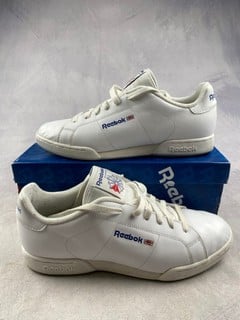 Lot 107  
            Nottingham Luxury Room - Delivery Only 

                
Reebok Classic Sneakers - Size UK 10 (VAT ONLY PAYABLE ON BUYERS PREMIUM)(MPSS014...
