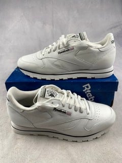 Lot 112  
            Nottingham Luxury Room - Delivery Only 

                
Reebok Classic Sneakers - Size UK 11 (VAT ONLY PAYABLE ON BUYERS PREMIUM)(MPSS012...