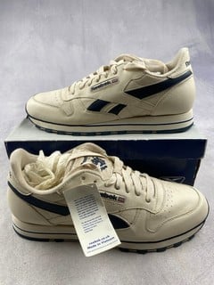 Lot 114  
            Nottingham Luxury Room - Delivery Only 

                
Reebok Classic Sneakers - Size UK 10.5 (VAT ONLY PAYABLE ON BUYERS PREMIUM)(MPSS0...