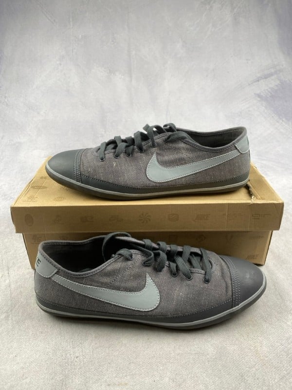 Lot 115  
            Nottingham Luxury Room - Delivery Only 
                
Nike Flash Sneakers - Size UK 11 (VAT ONLY PAYABLE ON BUYERS PREMIUM)(MPSS01217018)