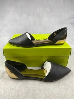 Lot 120  
            Nottingham Luxury Room - Delivery Only 

                
Ted Baker Shoes - Size UK 7 (VAT ONLY PAYABLE ON BUYERS PREMIUM)(MPSE52771073)