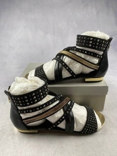 Lot 121  
            Nottingham Luxury Room - Delivery Only 

                
Carvela Kurt Geiger Kirstie Shoes - Size 41 (VAT ONLY PAYABLE ON BUYERS PREMIUM)(...