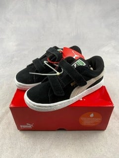 Lot 122  
            Nottingham Luxury Room - Delivery Only 

                
Puma Suede Velcro Kids Sneakers - Size UK 9 (VAT ONLY PAYABLE ON BUYERS PREMIUM)(...