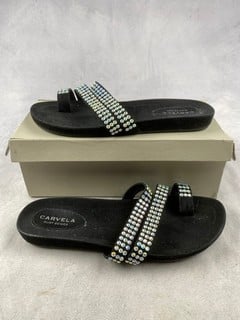 Lot 124  
            Nottingham Luxury Room - Delivery Only 

                
Carvela Kurt Geiger Kaspian Sandals - Size 40/7 (VAT ONLY PAYABLE ON BUYERS PREMI...